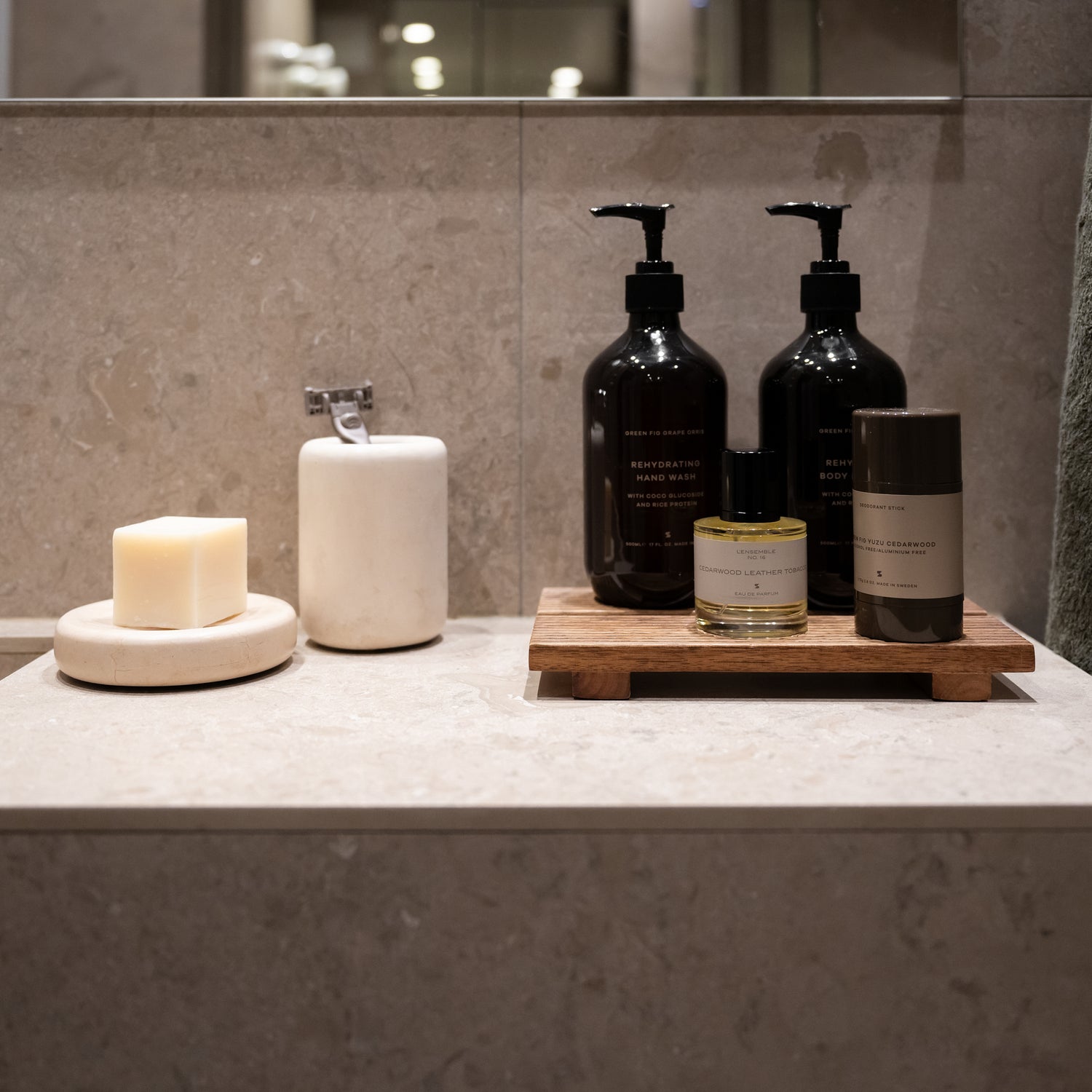 L’ensemble Nº16 Cedarwood Leather Tobacco