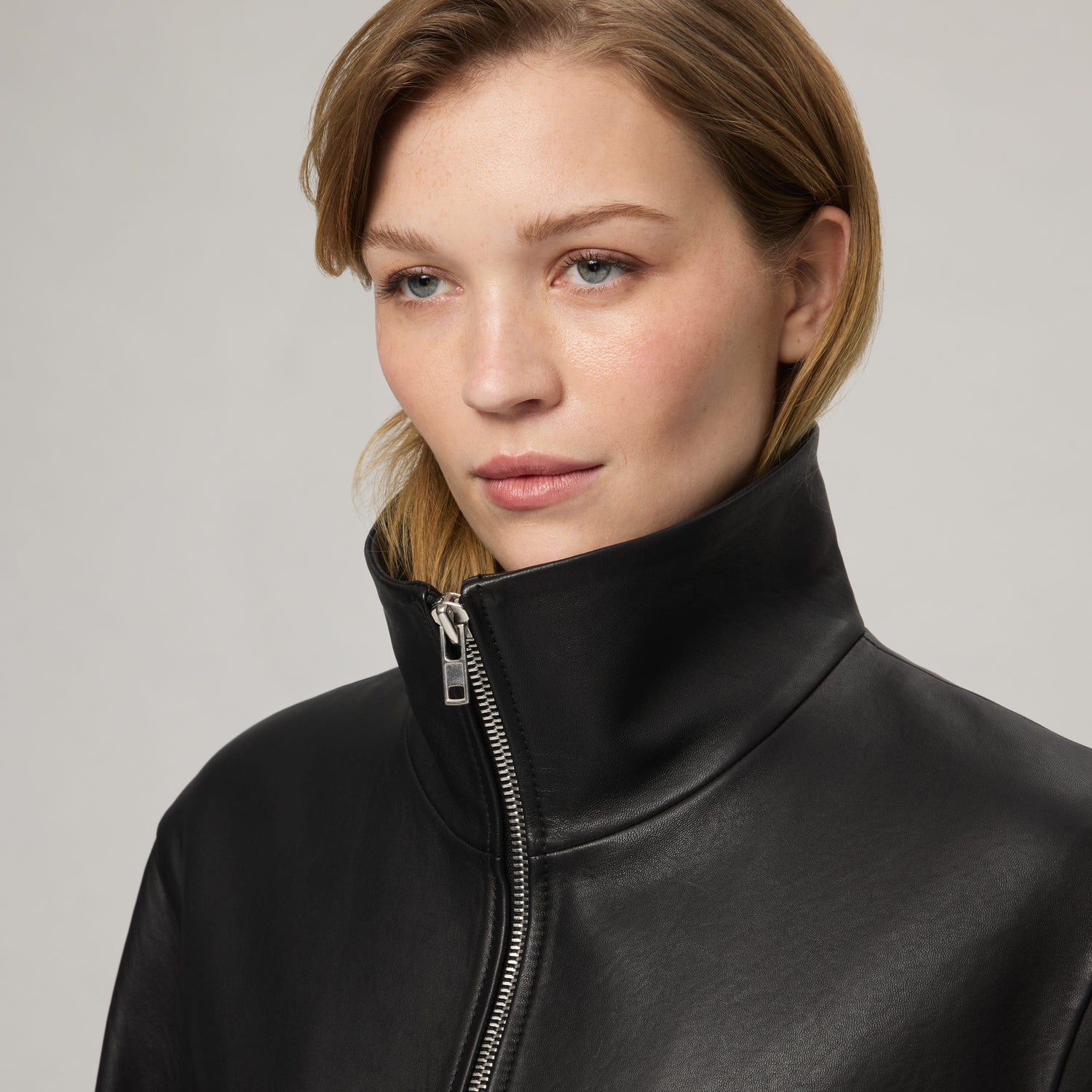 Damjacka i läder med funnel neck