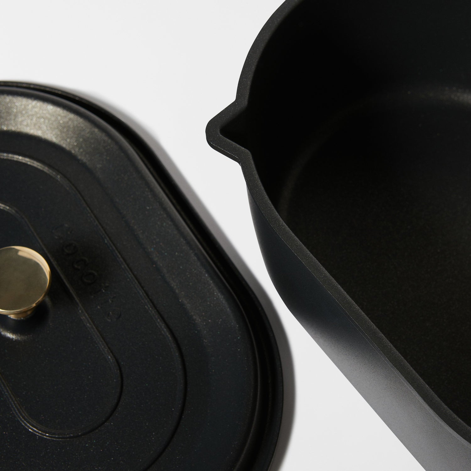 Hand Cast Aluminium Pot With Lid